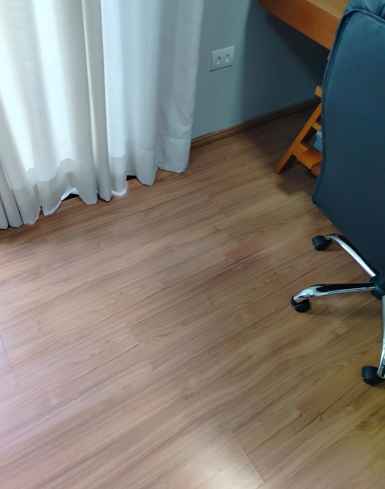 Instalação de piso vinílico em quarto — Cotia SP